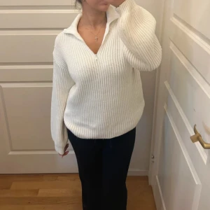 Vit stickad tröja - En mysig vit stickad tröja från NA-KD. Lite oversize så den är perfekt på mig som brukar ha storlek S-M💕 dragkedjan vid halsen gör den sjukt snygg 🤩