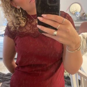 Röd spets tröja - Vinröd spets tröja från atmosphere i storlek 38 men sitter mer som en S enligt mig😊 99kr + frakt