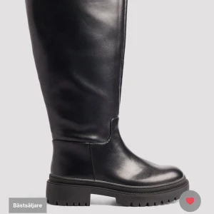 Na-kd boots  - Helt oanvända boots från na-kd, storlek 38. Skickar bild på skorna vid intresse. Passar någon som har 38/39. Ordinarie pris 899kr
