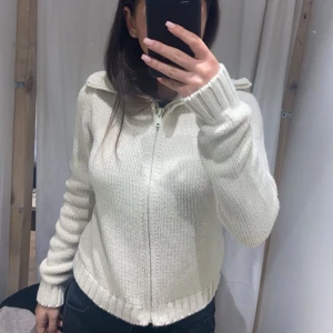 Stickad tröja/kofta - Stickad tröja från brandy mellvie använd ca 5 gånger ny skick. Säljs då den inte kommer till användig. Den är storlek xs.