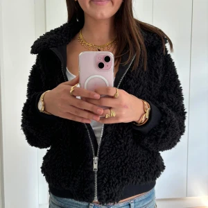 Teddyjacka HM - Jättefin jacka från hm i storlek M men sitter typ mer som en S. Mycket bra skick!! Tryck gärna på köp nu knappen. Annars hör av er vid frågor❤️