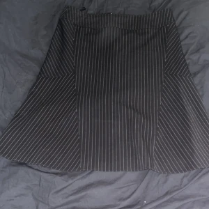 Midi Kjol - Snygg kjol som är köpt secondhand. Väldigt skönt och luftigt material. 