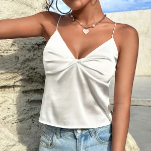 Topp - För liten topp som jag säljer i XS. Knappt använt säljer för 85 kr och du står för din frakt. tar inte hand om postens slarv 💗