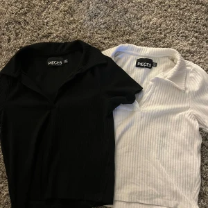 T shirts  - Två snygga och bekväma t shirts med krage. Använda men fint skick. Den vita är storlek s och den svarta xs, men upplever dem lika i storlek🩷
