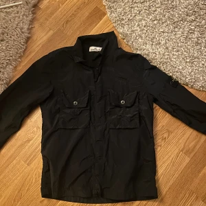 Stone island overshirt - Helt oanvänd stone island overshirt! Storlek L men passar M också! Priset är självklart diskuterbart. Färgen är lite som en metallisk marinblå.