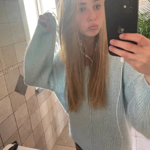 Ljusblå stickad  - INTRESSEKOLL! Superfin stickad tröja i nyskick! Använt typ 2 gånger❤️ vid bra pris kan jag tänkas sälja den💗kom med prisförslag!❤️