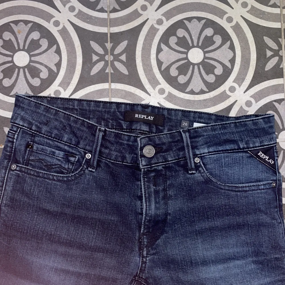 Ett par Replay jeans i 9/10 skick för ett riktigt billigt pris 🤩 fraktas inom 48 timmar via instabox eller 📦😊. Jeans & Byxor.