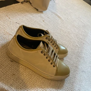 Lavin skor - Jag säljer dom för att dom är förstora för mig. Dom är i jätte bra skick 8/10. storlek 41 men passar 42, har aldrig använt dom . Dom är äkta enligt trendsellers här på Plick som  är ett legit företag. Hör av er om minsta frågan 😁 och sen är även öppen för byten 