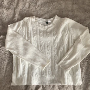Stickat tröja  - Långärmad stickad tröja från h&m. Den är inte jätte lång men ändå inte magtröja. Ger lite rory Gilmore vibes. Storlek L men skulle nog även passa M/S. 💖