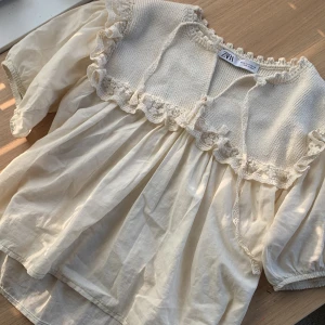 zara blus - super fin blus ifrån zara! säljer då den inte längre kommer till användning💗