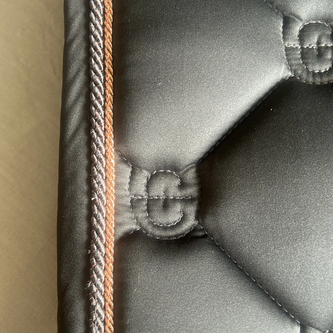 Svart quiltad sadelpad från Equestrian Stockholm - 91