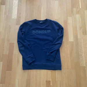 Dondup tröja - Säljer denna dondup tröja då jag inte använder den. Riktigt snygg och fint skick. Storlek Medium marinblå. Inga defekter bara lite smuts som jag tvättat bort innan jag skickar!