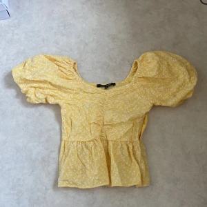 Tröja med puffärm - Tröjan är aldrig använd. Den känns väldigt skön och bekväm i material och passar perfekt till en sommarkväll