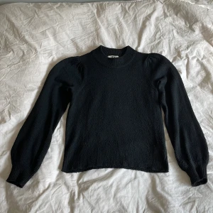 svart stickad tröja - en svart stickad tröja från JDY💕 säljer pga förkort på mig som är 180cm