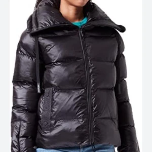 Replay jacka  - Säljer denna jättefina replay jackan i storlek S. Köptes för 1800kr förra vintern och är i väldigt fint skick. 