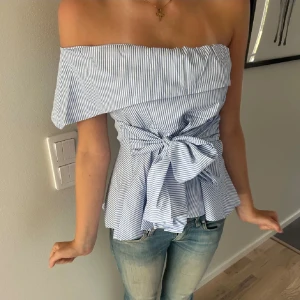 Knyt topp - Sjukt fin och trendig topp med snörning/knytning/rosett i mitten! Blå randig. Köp gärna bundle🥹💗