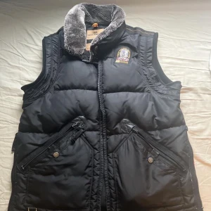 Svart parajumper väst - Andvänd några gånger men är i bra skick och sitter väldigt fint.