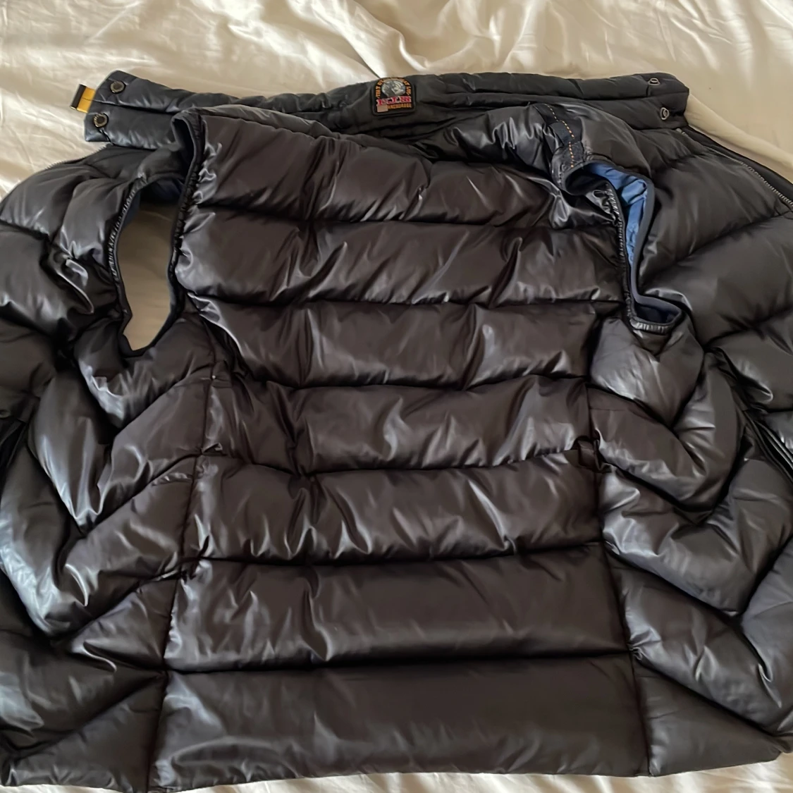 Äkta väst har bara ett litet håll på högra fickan  - 90