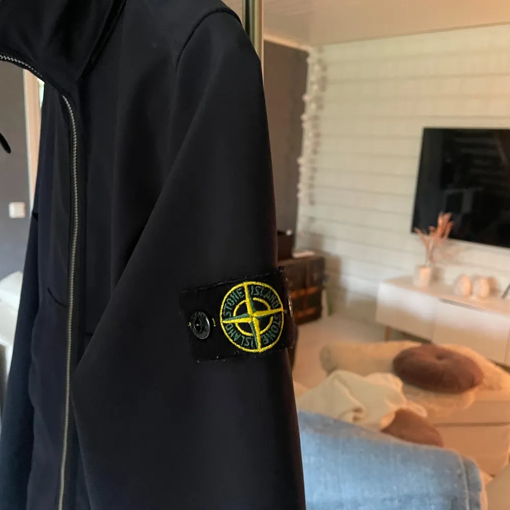 Hej säljer denna jacka från stone island. Riktigt fin och inga tecken på användning. Den är i junior storlek skulle säga att den passar till dem som är upp till 172cm långa.. Jackor.