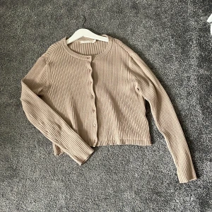 Kofta - Fin beige/brun kofta från lager 157. Använd några gånger förra hösten så säljer då den blivit för liten!