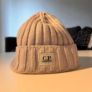 Cp company mössa - En riktigt snygg och skön mössa som är perfekt för höst, vinter och vår! Säljer pågrund utav att kag inte använt den mycket alls