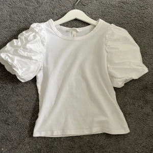 T-shirt - Säljer denna söta t-Shirt med från hm i storlek xs då den inte kommer till användning för den blivit för liten❣️