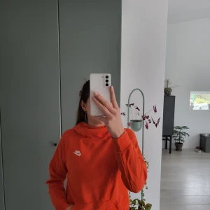 Nike hoodie - Orange nike hoodie med lite högre krage storlek xs