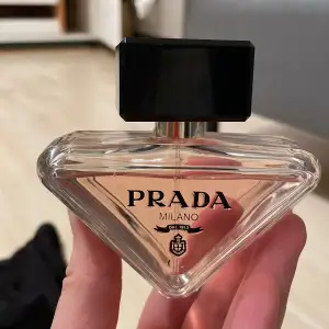 Säljer Prada Milano parfym (50ml) som endast används ca 3-5 ggr. Det är riktigt god och har fått många komplimanger. Tyvärr har jag förmånga så måste sälja.