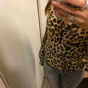 En leopard mönstrad skjorta i väldigt bra skick från H&m i storlek Eur 34,UK 6, CN 160/80A💕