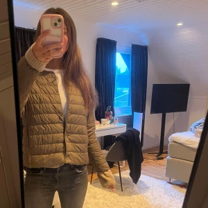 Uniqlo jacka - Säljer nu denna skit snygga jacka som är perfekt till hösten💕💕