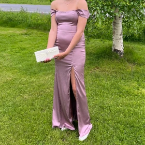 Balklänning  - En jättefin balklänning från min 9:and bal 2022. Den är rosa/lilaguldig klänning med en slits på vänster sida.   Bara använd 1 gång 🩷🌸  Tveka inte att höra av dig vid funderingar🩷🌸