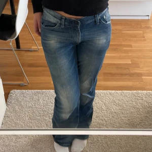 Blåa Levi’s-jeans  - Blåa jeans från Levis i storlek W32/L34. Lite slitna längst ned (bild 5), men annars i bra skick. Jag har satt in ett skosnöre på insidan av midjan (bild 4) som går att ta bort. Jag är 178 för referens.💗