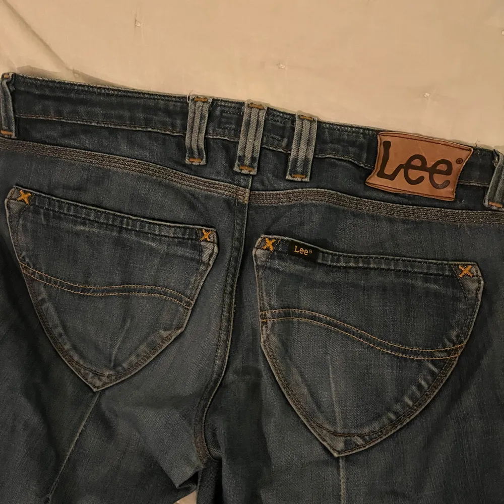 Säljer nu dessa assnygga jeans från Lee, modellen är bootcut och jag har sprättat up de längst ner som man ser på 3de bilden💕. Jeans & Byxor.