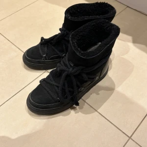 Inuikii skor - Svarta Inuikii skor i storlek 38. Använt de två vintrar, bra skick! Säljer då de är för små😊