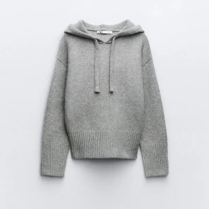 Zara stickad hoodie - Säljer nu min stickade hoodie från Zara då den inte kommer till användning längre. Köpte den i Stockholm i oktober förra året och endast använd 2 gånger, därav i nyskick 🩷Inte nopprig alls! Är villig att gå ner i pris! Skriv om du har några frågor 🩷