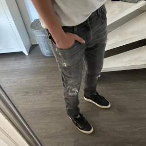 Replay jeans - Sjukt feta Replay jeans i färgen grå! Storlek 34/34, men kan även passa mindre. Hör gärna av er vid ytterligare frågor!🤝🏻