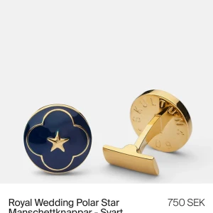 Royal Wedding Polar Star Manchetteknappar - Manchetteknappar i blått. Motivet är Nordstjärnan en urgamal symbol för kungariket Sverige i norr. De är från den officiella bröllopsserien för bröllopet mellan HKH Kronprinsessan Victoria och Prins Daniel år 2010. Design Skultuna 1607. Oanvända. Nypris 750kr.