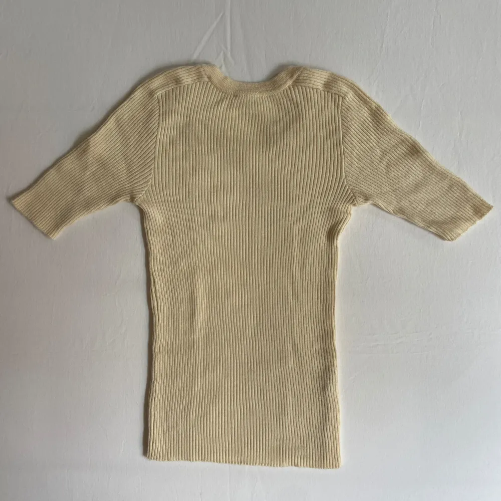 Super snygg stickad beige/vit vintage topp. Super bra skick, ett litet hål som knappt syns. . Stickat.