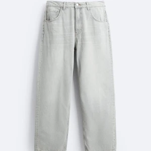 Zara jeans  - Grå straight full length herrjeans i storlek 44 från zara, helt oanvända! Originalpris 500 kr