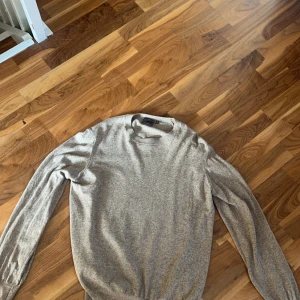 Oscar Jacobsson tröja  - Säljer denna stickade tröja från Oscar Jacobsson då den inte används längre. Används ett fåtal gånger. Storlek L men sitter också bra som M