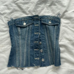 zara jeans korsett  - Jag säljer en Zara korsett för 250 kr, men kan sänka priset för en snabb affär. Den är i storlek XS men töjbar. Jättesnygg och populär, dessutom helt slutsåld. Har aldorg använt den💕💕