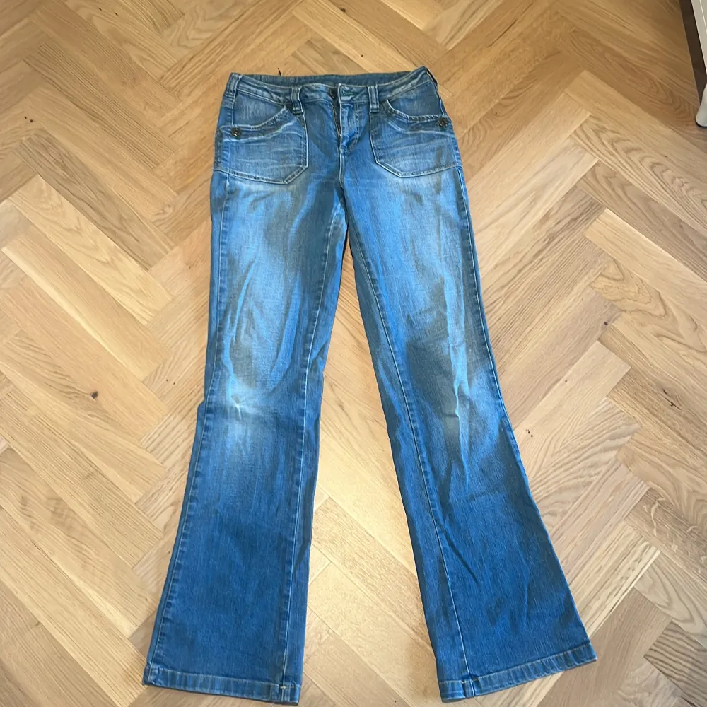 Bra skick med snygga detaljer på bakfickorna de är inte helt lågmidjade skulle säga mid . Jeans & Byxor.