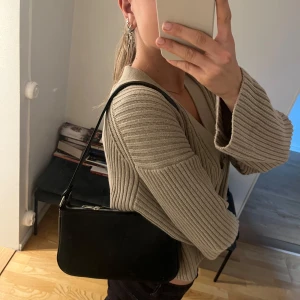 Stilren väska - Skit snygg basic svart väska, aldrig använd så väldigt fint skick.🤍