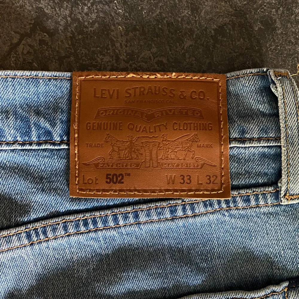 Säljer nu dessa näst intill nya 502 Levis Jeans || skick 9/10 || hör av dig vid ytterligare frågor eller funderingar! || mvh ||. Jeans & Byxor.