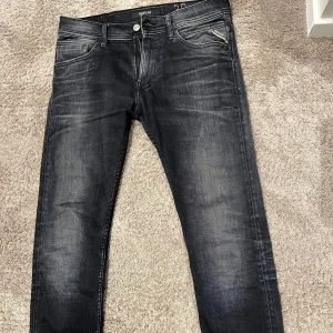Mörkgrå Replay jeans - Sitter åt det tajtare hållet. I fint skick utan defekter. 