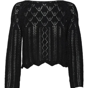 Top Vera moda - Säljer två superfina virkade tröjor/blusar (svart och vit), i storlek S då de tyvärr inte kommer till användning. Tröjorna är använda men fortfarande i ett väldigt bra skick. 150kr st eller båda för 250kr 🌸🌸