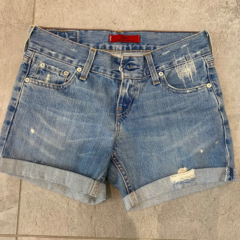 Säljer dessa riktigt snygga Levis jeansshorts som är modellen ”Eve” och har straight leg! Är lite osäker på storleken för lappen är borta, men sitter som xs/s. Vid några funderingar kring shortsen är det bara att höra av sig! . Shorts.