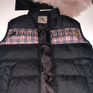 Burberry väst pris kan diskuteras  - En Burbarry väst som väldigt unik skön o ha på sig året om den passar till sommar vinter allt. Köpte den för en månad sen haft den på typ en månad. Såna väster är svårt o ta tagg  på de. Storlek S-M