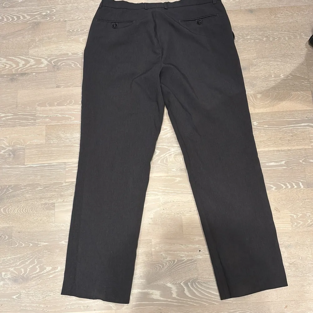 Gråa, chino byxor, storlek M/L, H&M. Farkut & Housut.