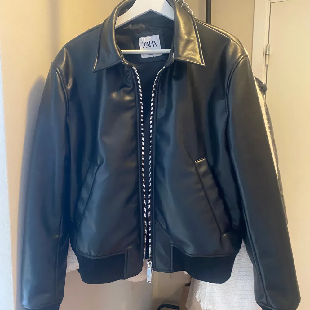 Super snygg zara bomber jacka köpt i på Zara i Zürich. Ordinarie pris 70 franken/ 700kr. Perfekt skick. Perfekt till hösten med tröja under 💖. Jackor.